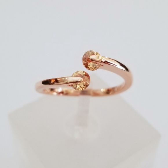Delicate 18k Ring - Picture 3 of 8